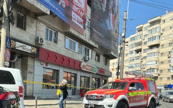 Mesh publicitar prăbușit la Timișoara: Bucăți de beton au căzut pe trotuar! Fritz: „Putea fi o tragedie”