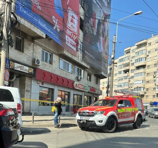 Mesh publicitar prăbușit la Timișoara: Bucăți de beton au căzut pe trotuar! Fritz: „Putea fi o tragedie”