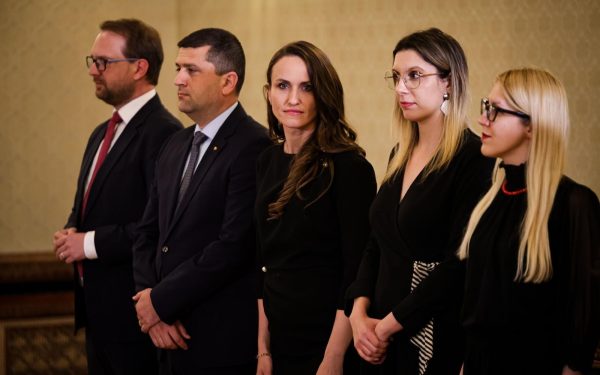 Țoiu: Rezistăm! Nu cedăm în fața celor ce vor putere fără responsabilitate