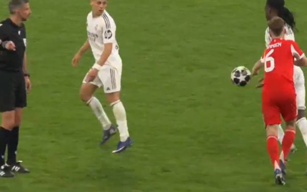 Retinerea mingii 3 secunde NU e fault: Decizie controversată în fotbal