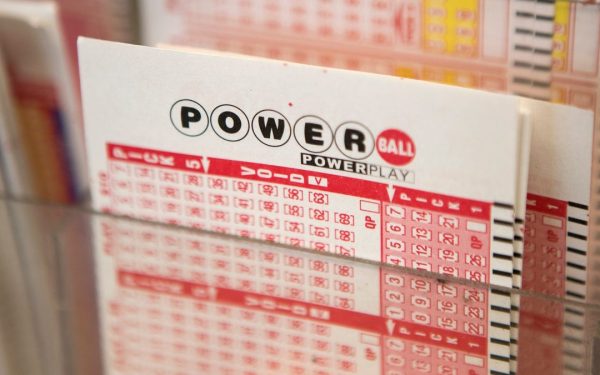 Loteria Powerball a atras atenția în ultimele zile prin valoarea uriașă a jackpot-ului, estimată la 217 milioane de dolari pentru extragerea de sâmbătă seara, conform site-ului oficial