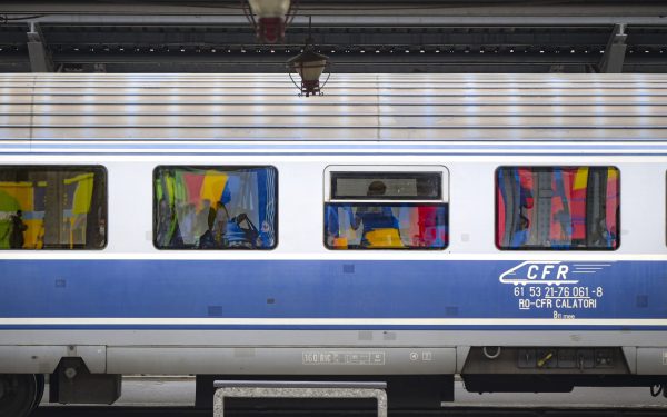 Copac pe șine: Trenurile blocate pe ruta Brașov-Sighișoara