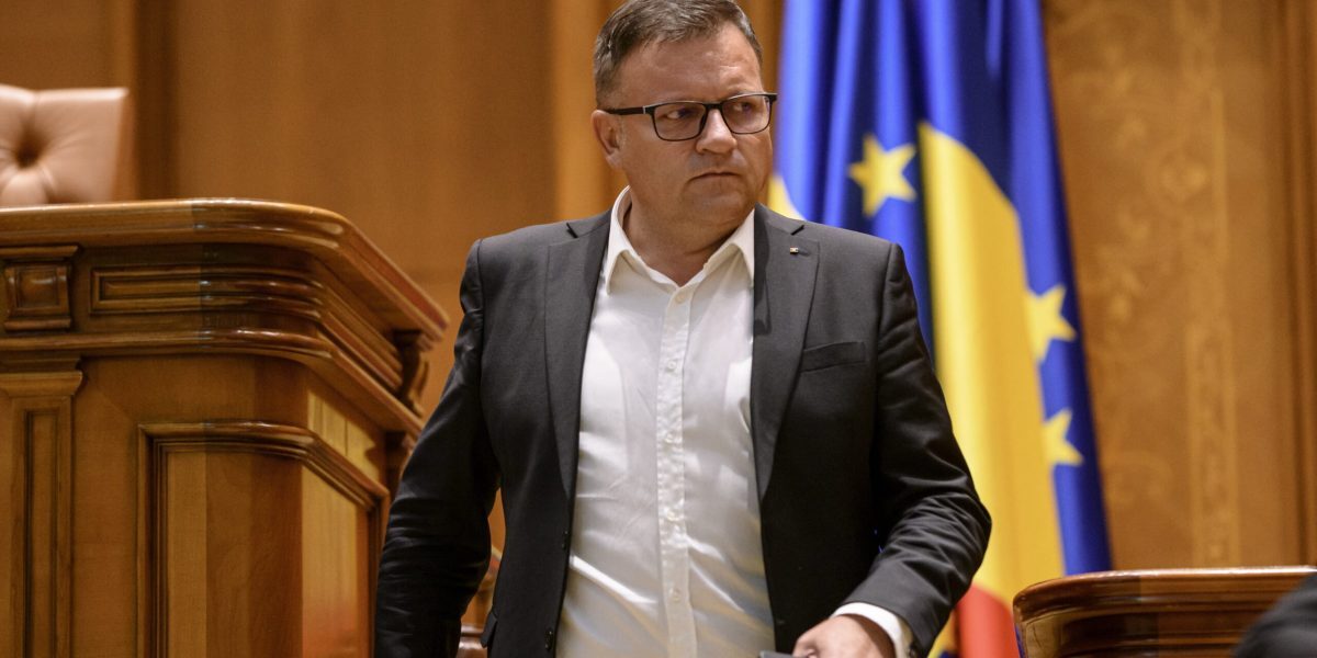 PSD Atacă Prioritățile Coaliției: „Scaunele Guvernului”, Mai Presus de Problemele României? Deputatul PSD, Marius Budăi, a criticat public, miercuri, preocupările unor colegi de coaliție, legate de o eventuală reorganizare a Guvernului