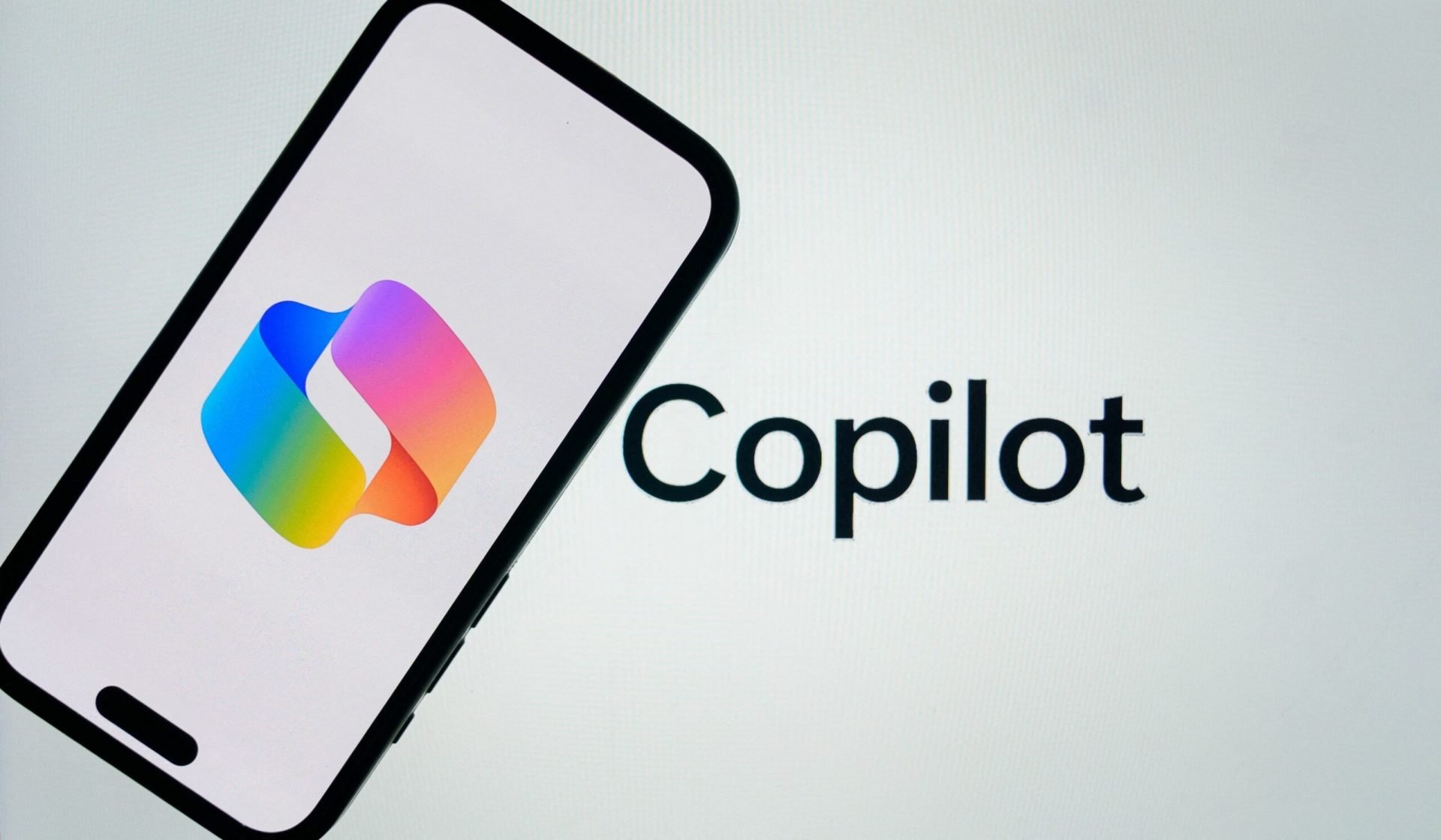 Microsoft a actualizat termenii de utilizare pentru Copilot, generând controverse online Microsoft a făcut recent o modificare semnificativă în termenii de utilizare pentru Copilot, platforma sa de inteligență artificială integrată în produsele Office