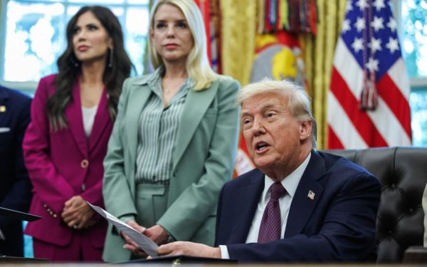 Trump, tot mai imprevizibil: Ignoră sfaturile, se enervează și improvizează