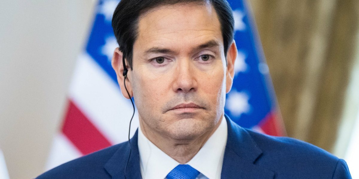 România, lăudată de SUA pentru reacția promptă Un oficial american a felicitat România pentru răspunsul său „rapid și decisiv”, evidențiind rolul țării noastre drept un partener de încredere al Statelor Unite