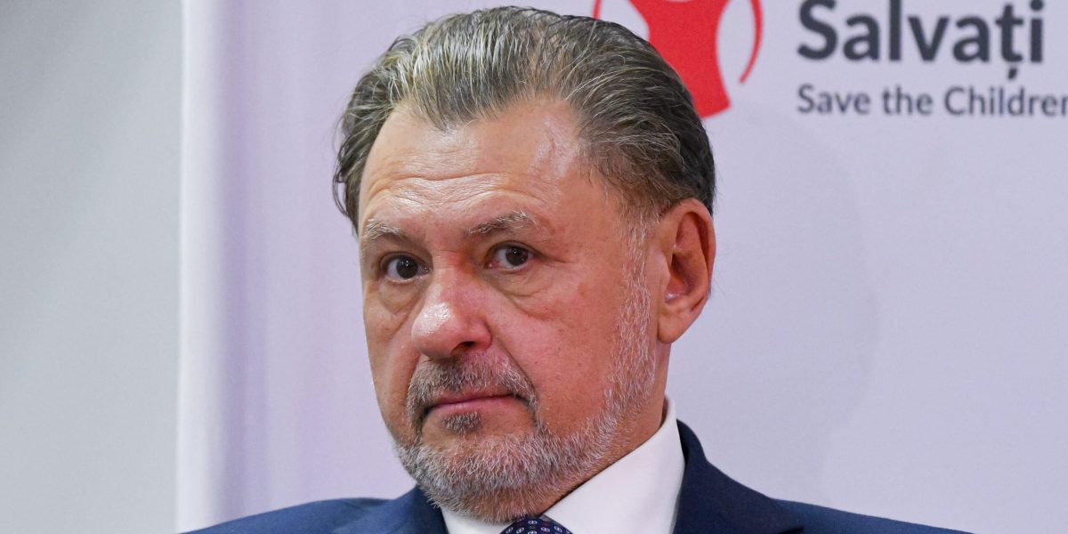 Vlad Voiculescu și Alexandru Rafila în centrul unui conflict referitor la gestionarea achizițiilor de vaccinuri COVID-19, după ce fostul ministru al Sănătății, Alexandru Rafila, l-a acuzat pe Voiculescu de dezinformare și de evitarea responsabilității în privința gestionării crizei vaccinurilor