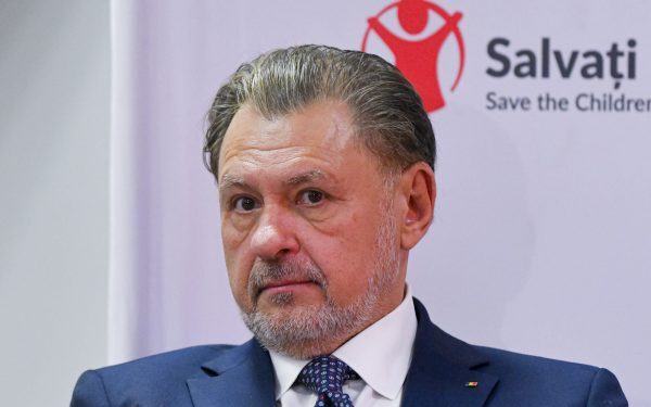 Vlad Voiculescu și Alexandru Rafila în centrul unui conflict referitor la gestionarea achizițiilor de vaccinuri COVID-19, după ce fostul ministru al Sănătății, Alexandru Rafila, l-a acuzat pe Voiculescu de dezinformare și de evitarea responsabilității în privința gestionării crizei vaccinurilor