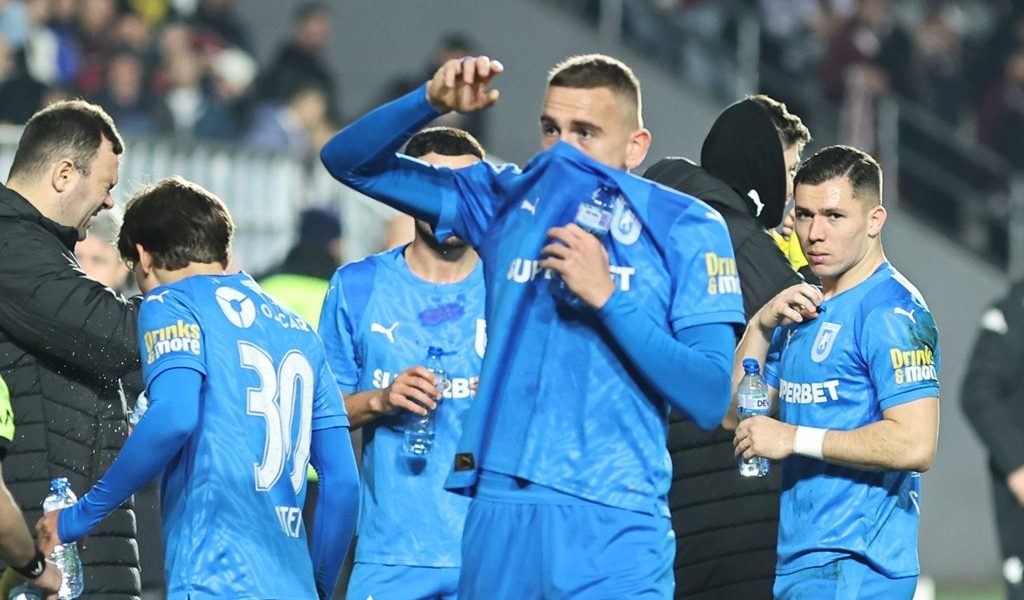 Universitatea Craiova învinge CFR Cluj cu scorul de 2-0 într-un meci decisiv pentru poziția din play-off Universitatea Craiova a reușit să obțină o victorie importantă în confruntarea cu CFR Cluj, scor 2-0, într-un meci disputat pe stadionul „Ion Oblemenco” și contând pentru etapa a 3-a a play-off-ului din Superliga României