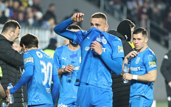 Universitatea Craiova învinge CFR Cluj cu scorul de 2-0 într-un meci decisiv pentru poziția din play-off Universitatea Craiova a reușit să obțină o victorie importantă în confruntarea cu CFR Cluj, scor 2-0, într-un meci disputat pe stadionul „Ion Oblemenco” și contând pentru etapa a 3-a a play-off-ului din Superliga României