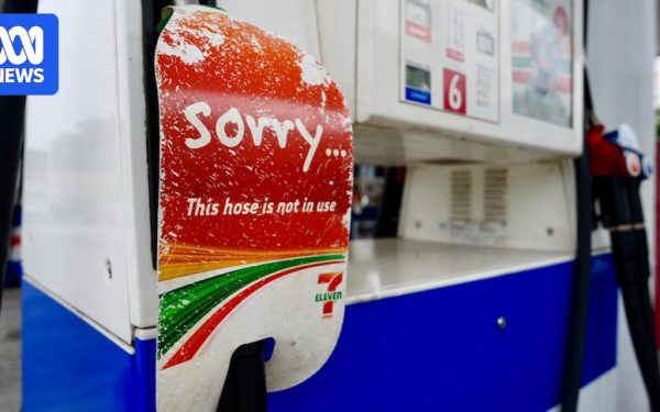 O angajată a unei benzinării a fost adusă în pragul lacrimilor de un client nemulțumit, în contextul scumpirii carburanților