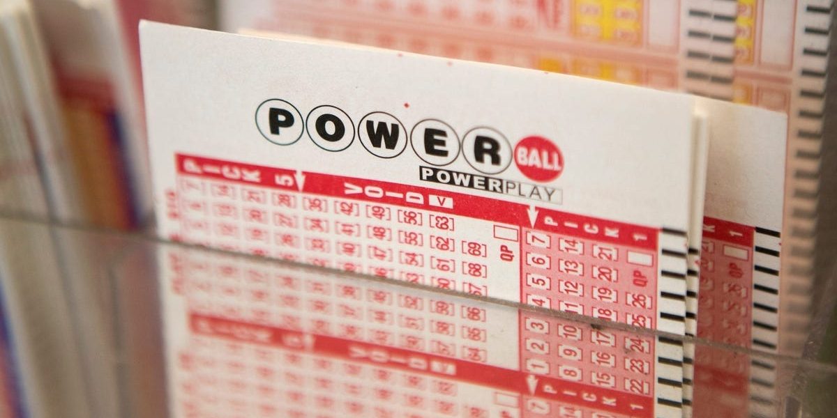 Jucătorii din întreaga lume urmăresc cu atenție numerele extrase la loteriile Powerball și Mega Millions, în timp ce jackpoturile se acumulează, atingând sume uriașe
