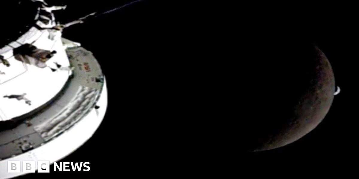 Numele craterului de pe Lună, în onoarea soției unui astronaut britanic Un eveniment emoționant din cadrul misiunii Artemis II a adus în prim-plan un gest simbolic și profund personal pentru echipajul NASA