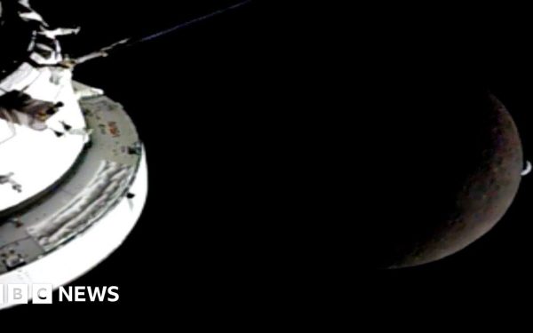 Numele craterului de pe Lună, în onoarea soției unui astronaut britanic Un eveniment emoționant din cadrul misiunii Artemis II a adus în prim-plan un gest simbolic și profund personal pentru echipajul NASA