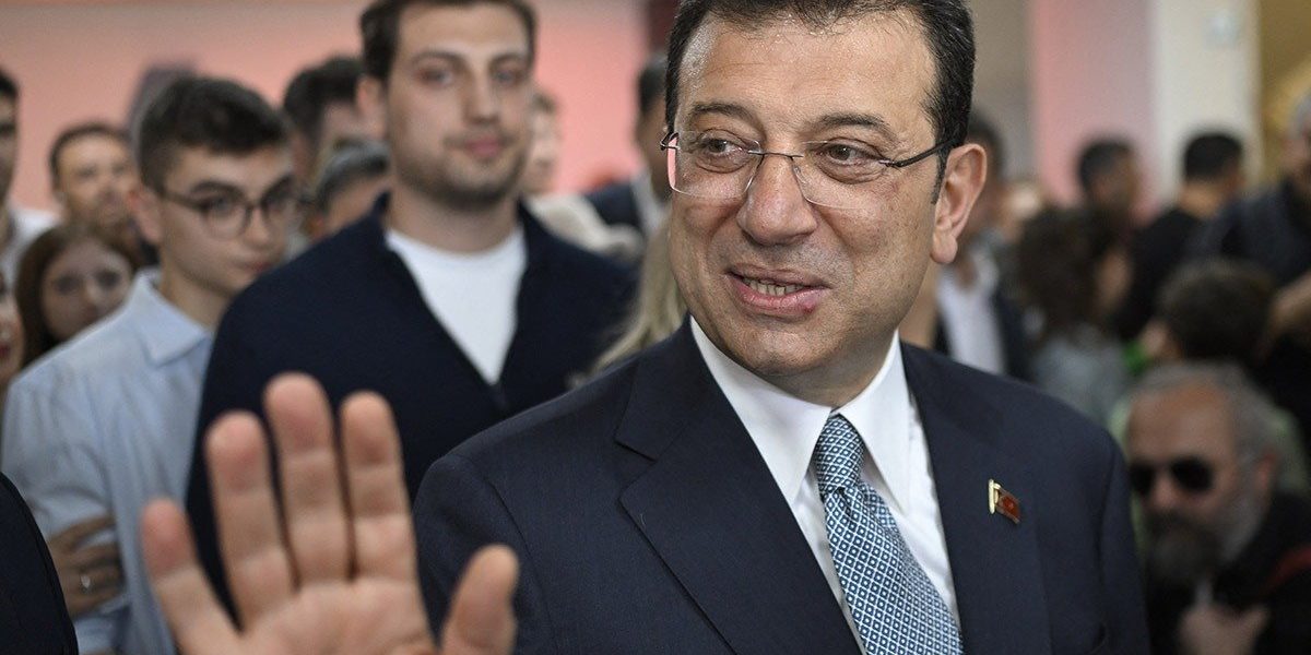 Procurorii turci au deschis o nouă anchetă împotriva primarului din Istanbul Procurorii din Turcia au lansat marți o anchetă oficială împotriva primarului din Istanbul, Ekrem Imamoglu, fiind suspectat de insultarea unui funcționar public