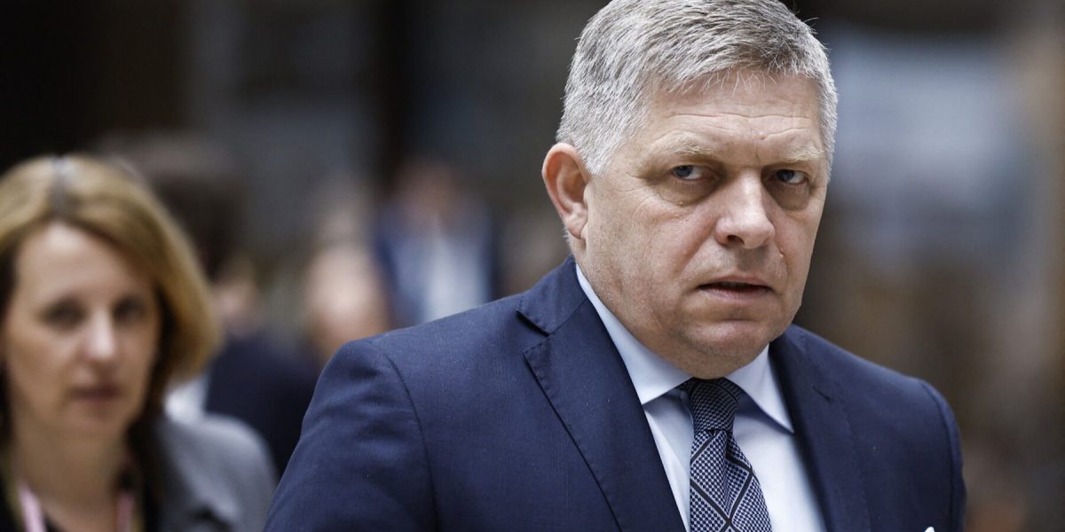 Premierul slovac Robert Fico a afirmat sâmbătă că Uniunea Europeană trebuie să renunțe la sancțiunile impuse asupra importurilor de petrol și gaze rusești, precum și să ia măsuri pentru restabilirea fluxurilor de petrol prin conducta Drujba și să pună capăt războiului din Ucraina, pentru a combate criza energetică rezultată din conflictul din Iran