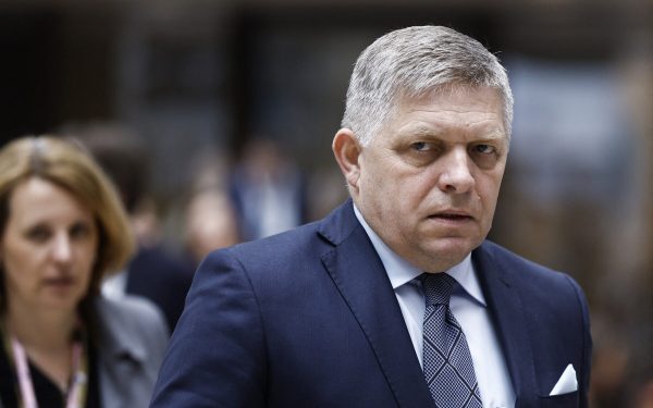 Premierul slovac Robert Fico a afirmat sâmbătă că Uniunea Europeană trebuie să renunțe la sancțiunile impuse asupra importurilor de petrol și gaze rusești, precum și să ia măsuri pentru restabilirea fluxurilor de petrol prin conducta Drujba și să pună capăt războiului din Ucraina, pentru a combate criza energetică rezultată din conflictul din Iran