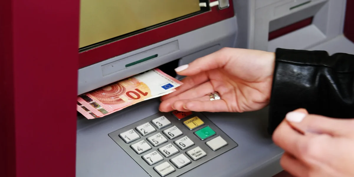Bani Cash: Schimbări MAJORE la bancomat. UE impune verificări în timp real