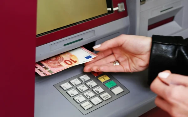 Bani Cash: Schimbări MAJORE la bancomat. UE impune verificări în timp real