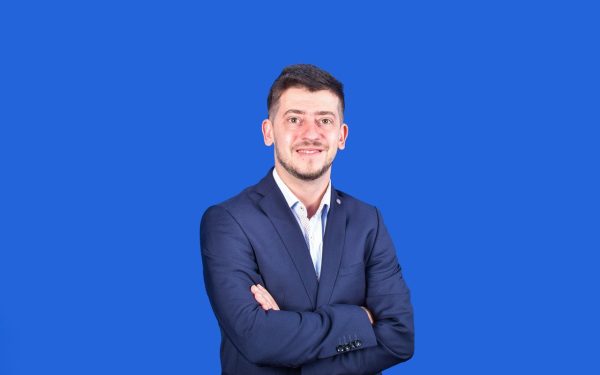Inteligența artificială preia rapid sarcinile repetitive din companii, schimbând modul în care angajații își desfășoară activitatea