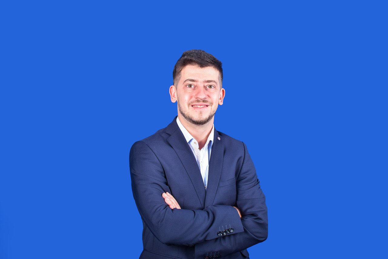 Inteligența artificială preia rapid sarcinile repetitive din companii, schimbând modul în care angajații își desfășoară activitatea