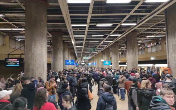 Perturbare la metroul din București după ce o persoană a avut nevoie de intervenții medicale la Piața Unirii 1 Circulația metroului din București a fost semnificativ afectată joi după-amiază, după ce o persoană a avut nevoie de intervenție medicală în vagon, eveniment care a cauzat blocaje și aglomerație pe arterele principale ale Magistralei 1