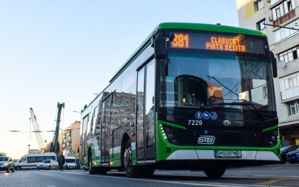 Locuitorii Sectorului 4 din București au lansat o petiție pentru a rezolva problema aglomerației pe traseul Piața Reșița – Piața Unirii, în orele de vârf, când mijloacele de transport devin insuficiente pentru numărul mare de călători