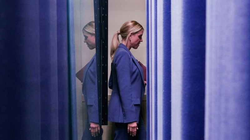 Inculpări și investigații politice: ce relevanță au pentru România în contextul luptei împotriva corupției În ultima decadă, scena politică internațională a fost marcată de anchete și procese care, deși par a ține de o sferă strict americană, au consecințe directe și asupra contextului românesc