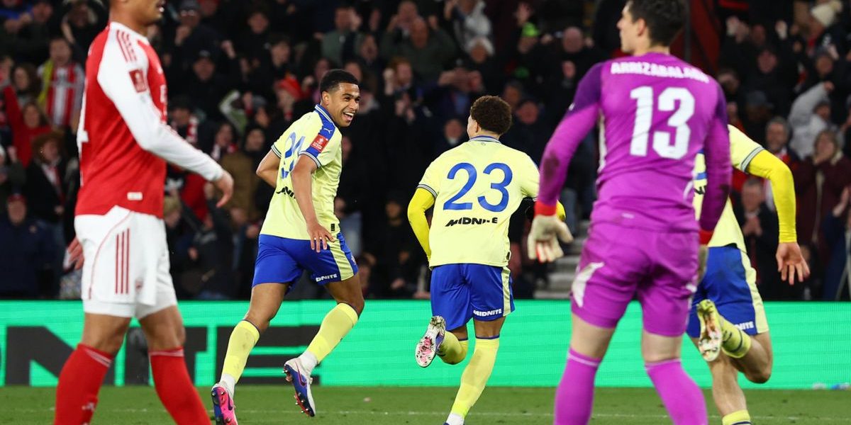 Arsenal a fost eliminată neașteptat în sferturile Cupei Angliei, după o înfrângere surprinzătoare 1-2 pe terenul lui Southampton, formație de liga a doua