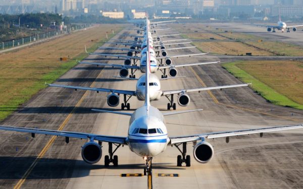 Atenție, călători! Încă o companie aeriană suspendă zborurile pe timpul verii!