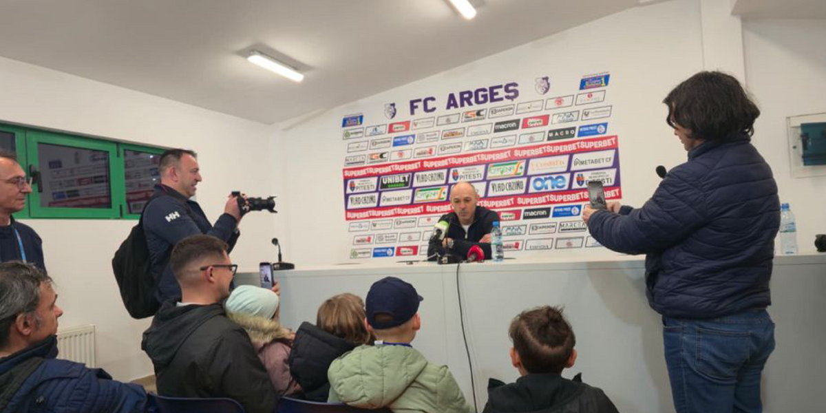 Bogdan Andone a susținut conferința de presă după meciul cu Dinamo din play-off într-un mod cu totul neobișnuit