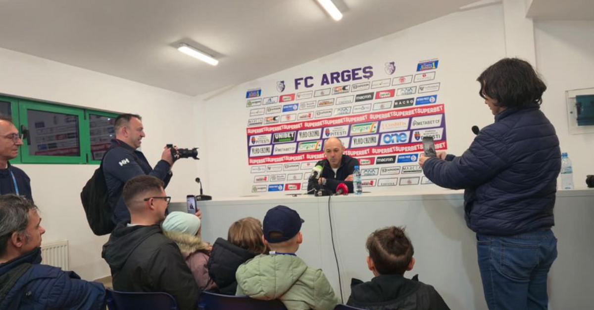 Bogdan Andone a susținut conferința de presă după meciul cu Dinamo din play-off într-un mod cu totul neobișnuit