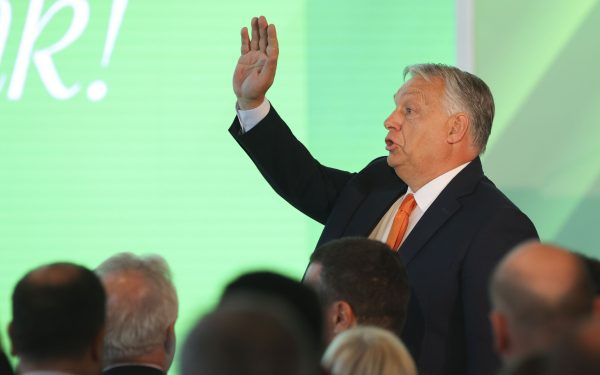Orban, lăsat pe dinafară: Liderii europeni jubilează, Macron și von der Leyen, în extaz