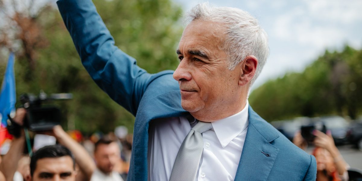 Călin Georgescu, fost candidat la alegerile prezidențiale, scapă oficial de controlul judiciar după ce Tribunalul București a admis, definitiv, contestația sa și a dispus revocarea măsurii, eliminând astfel obligativitatea de a se prezenta periodic la poliție și interdicția de a părăsi țara fără aprobare