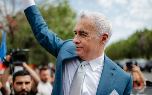 Călin Georgescu, fost candidat la alegerile prezidențiale, scapă oficial de controlul judiciar după ce Tribunalul București a admis, definitiv, contestația sa și a dispus revocarea măsurii, eliminând astfel obligativitatea de a se prezenta periodic la poliție și interdicția de a părăsi țara fără aprobare