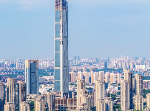 China: Zgârie-norul colosal, așteptat 18 ani, gata să domine lumea!