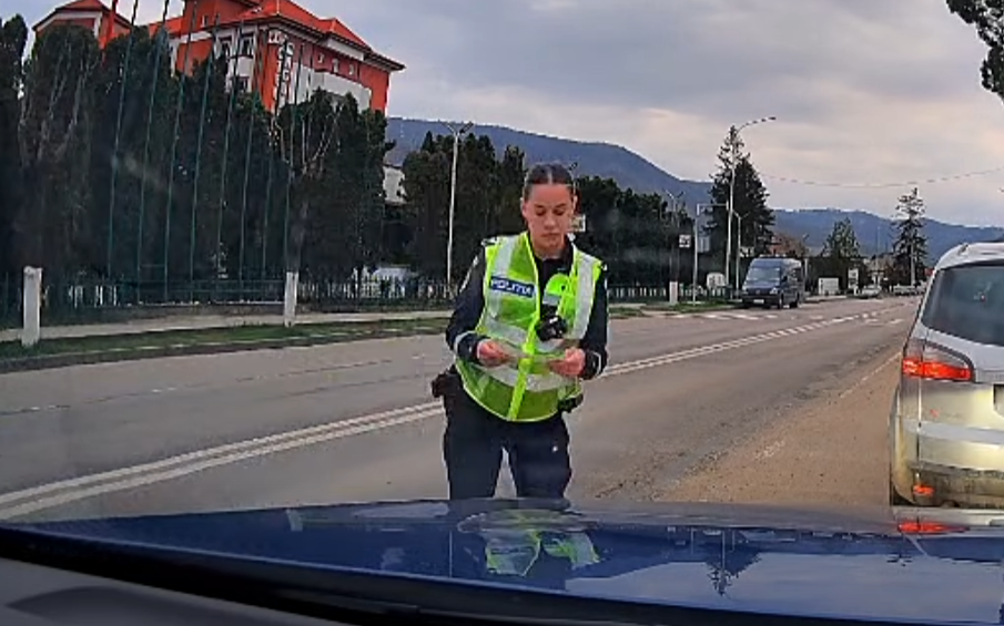 Polițistă din Târgu Ocna, filmată amendând șofer pe verde. IPJ Bacău, așteptată reacția