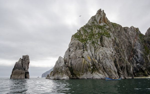 O strâmtoare reprezintă o cale navigabilă îngustă, o legătură vitală între două mase de apă mai mari, precum oceane sau mări