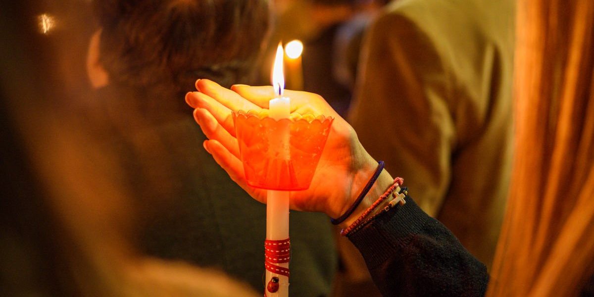 Ce faci cu lumânarea de la Înviere? Când și cum o poți folosi, ce NU e bine să faci