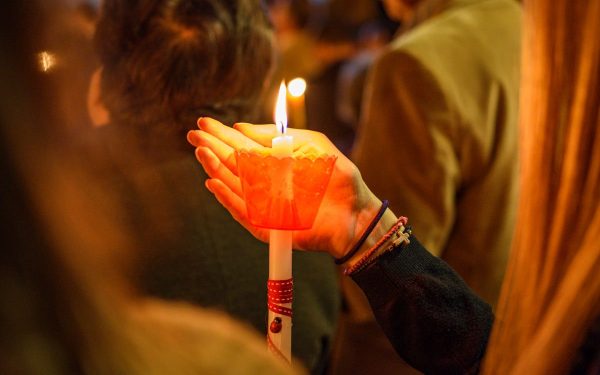 Ce faci cu lumânarea de la Înviere? Când și cum o poți folosi, ce NU e bine să faci