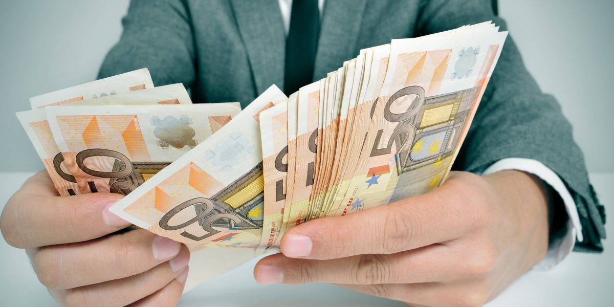 One, salt spectaculos: dezvoltătorii vor credite via IFN, avizare la BNR