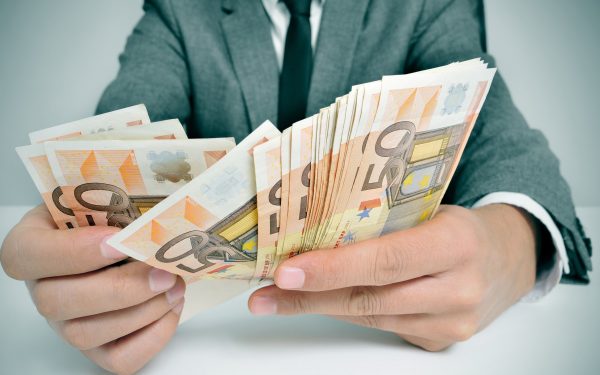 One, salt spectaculos: dezvoltătorii vor credite via IFN, avizare la BNR