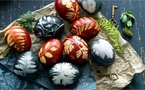 Paștele se apropie, iar românii care doresc să aibă ouă colorate natural, fără ingrediente artificiale, pot opta pentru soluții simple și eficiente