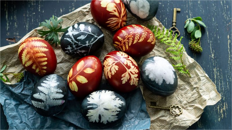 Paștele se apropie, iar românii care doresc să aibă ouă colorate natural, fără ingrediente artificiale, pot opta pentru soluții simple și eficiente
