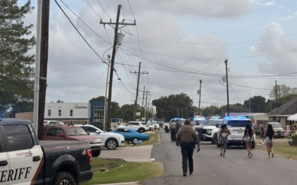 Un incident grav a avut loc sâmbătă în timpul Festivalului Anului Nou Lao din Louisiana, când un autoturism a lovit o mulțime adunată pentru parade, provocând rănirea a cel puțin 15 persoane