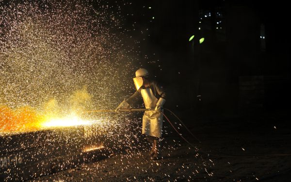 UE lovește oțelul chinezesc: Taxe vamale dublate pentru protejarea industriei