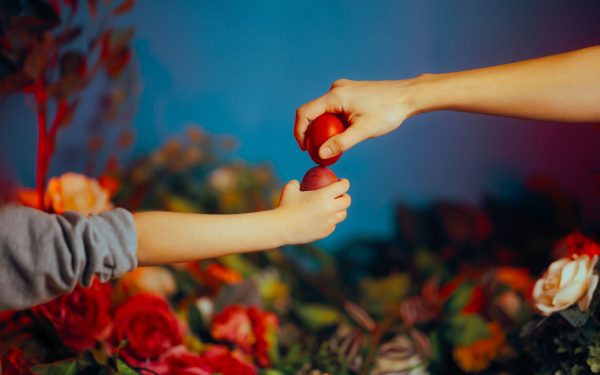 De ce ciocnim ouă roșii de Paște: Semnificația acestui obicei străvechi