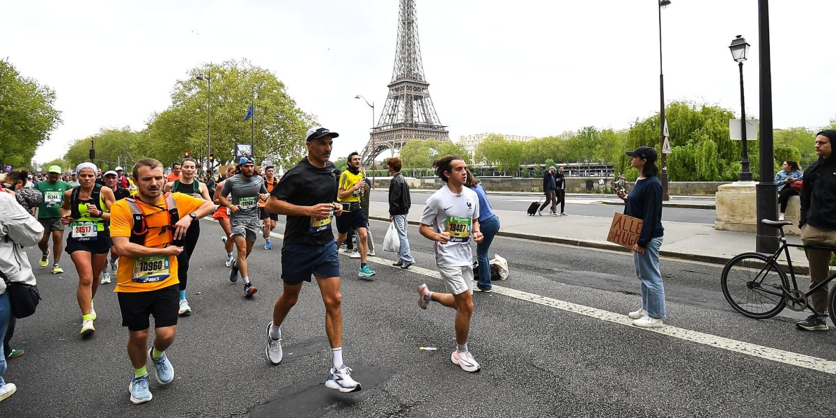 Maratonul de la Paris, care va avea loc pe 12 aprilie, va aduna peste 60.000 de participanți, într-o cursă ce atrage atât alergători de elită, cât și numeroși amatori sau debutanți