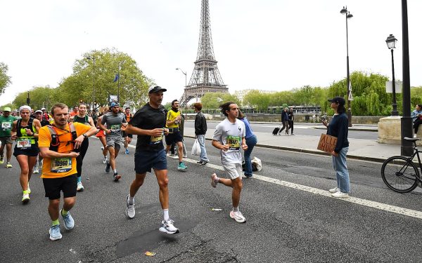 Maratonul de la Paris, care va avea loc pe 12 aprilie, va aduna peste 60.000 de participanți, într-o cursă ce atrage atât alergători de elită, cât și numeroși amatori sau debutanți