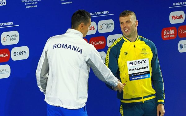 România a marcat o performanță notabilă la Campionatele Mondiale de natație de la Singapore, unde DAVID POPOVICI a obținut aurul în probele de 100 și 200 metri liber, devenind primul sportiv din istorie care triumfă în aceste două categorii la două ediții separate ale turneului mondial